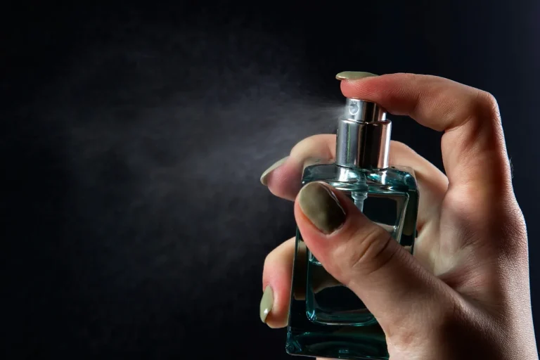 bottle of purfume honding on hand shows edting